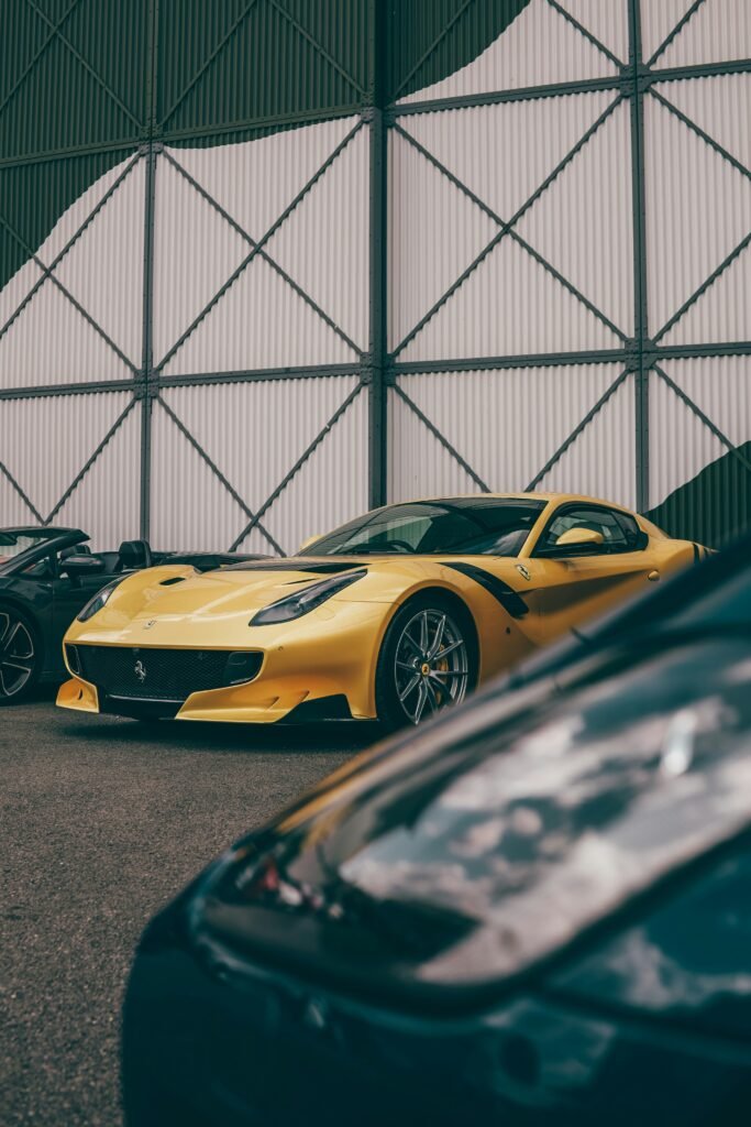 Voiture de prestige jaune garée dans un hangar avant chargement transport fermé en Europe par Car Transport Lux