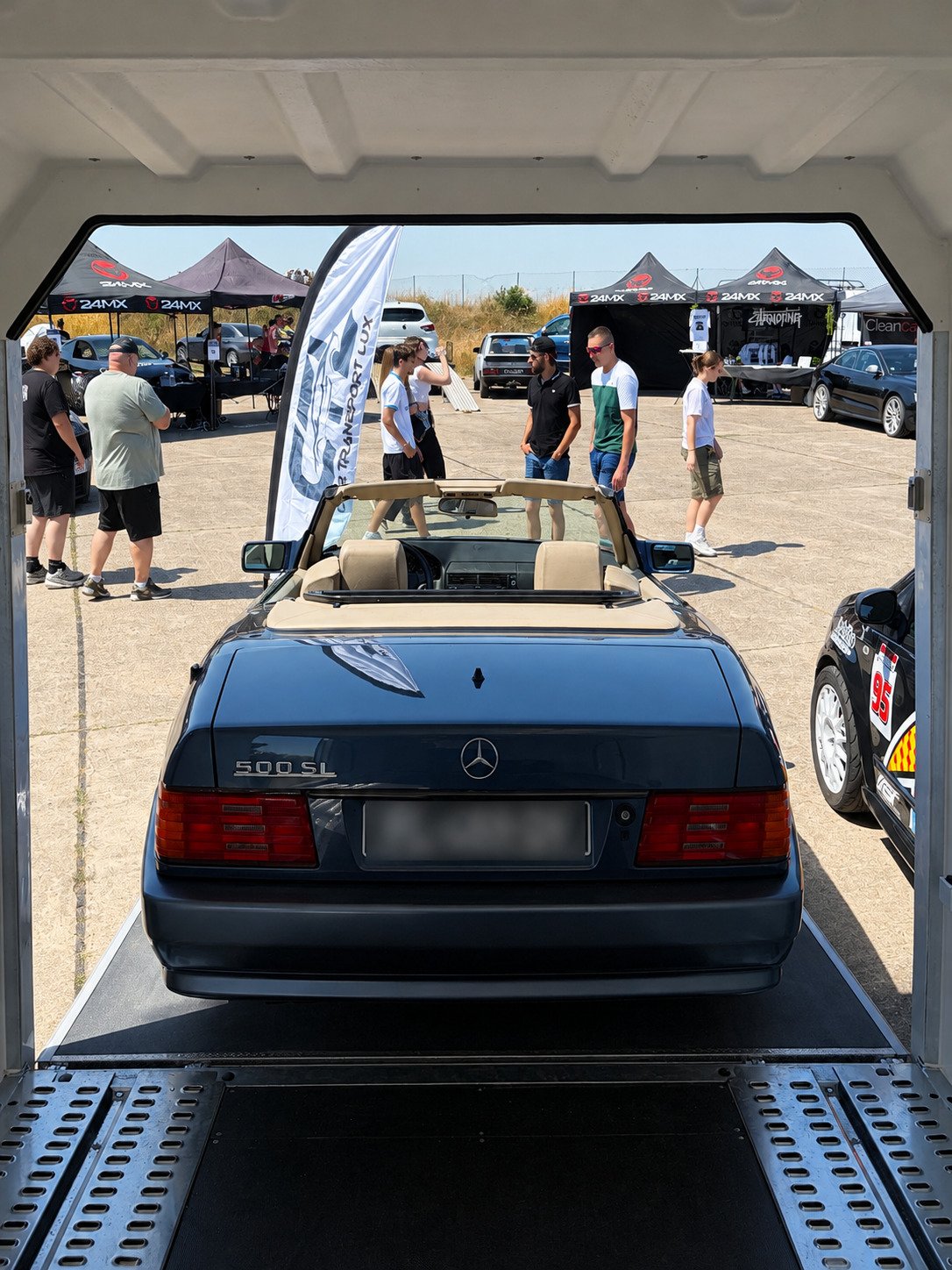 mercedes 500sl vue de derrière dans la remoque