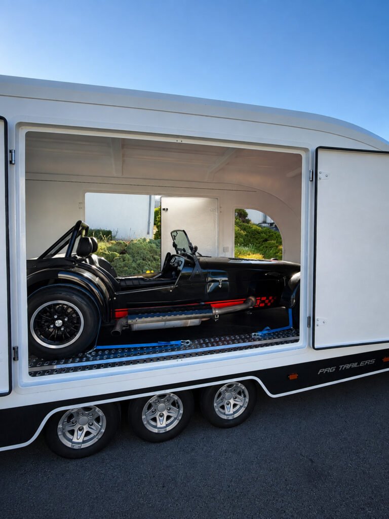 voiture caterham dans une remorque de transport voiture de collection