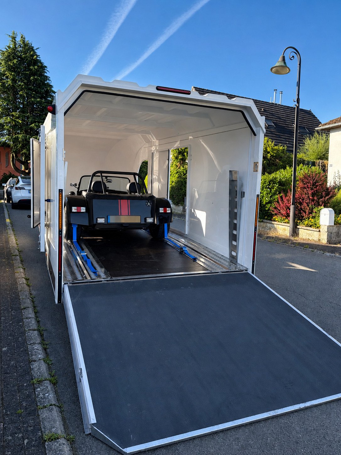 vieille voiture de collection Caterham en plein chargement dans une remorque de transport