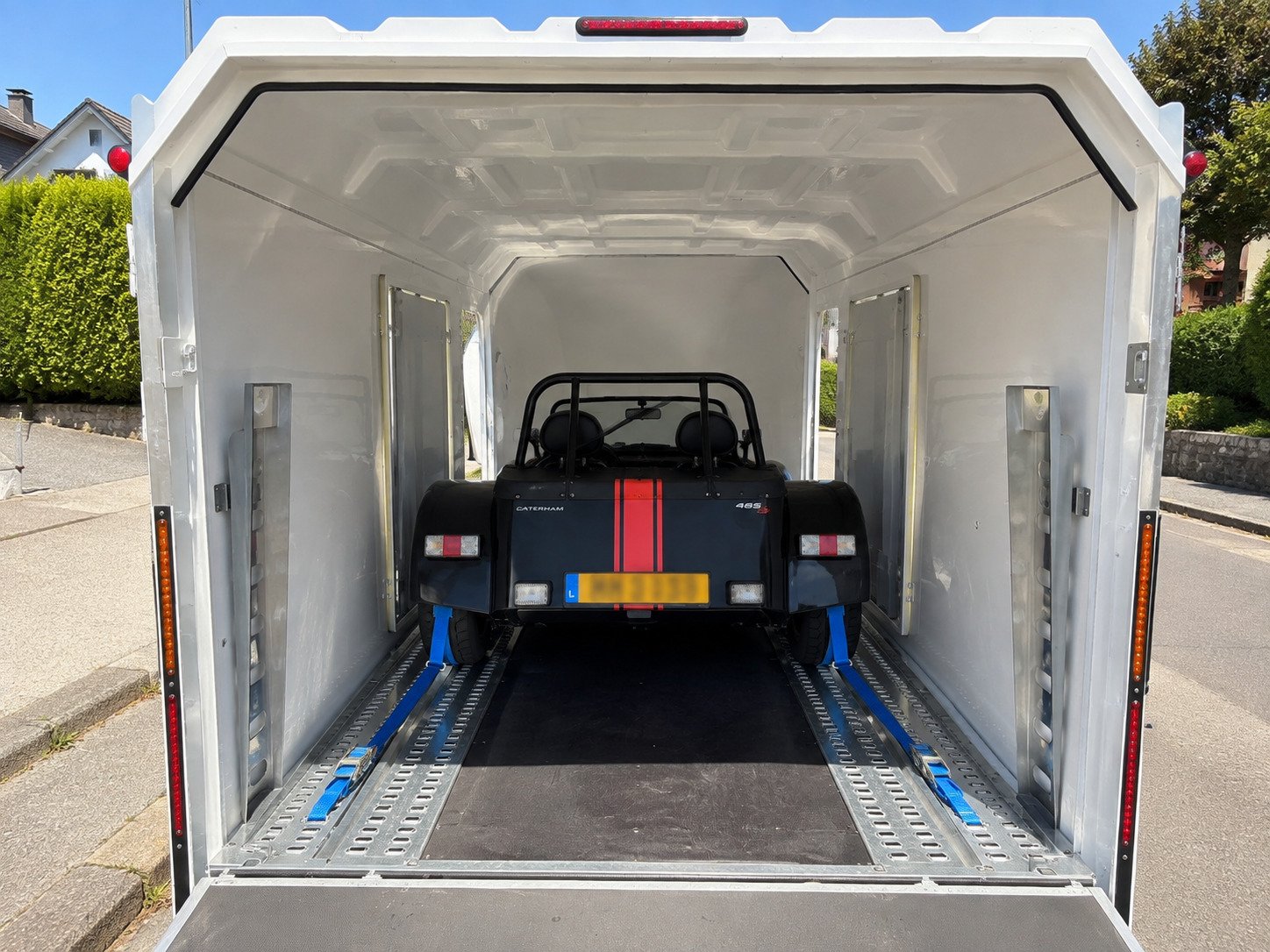vieille voiture de collection Caterham dans une remorque de transport