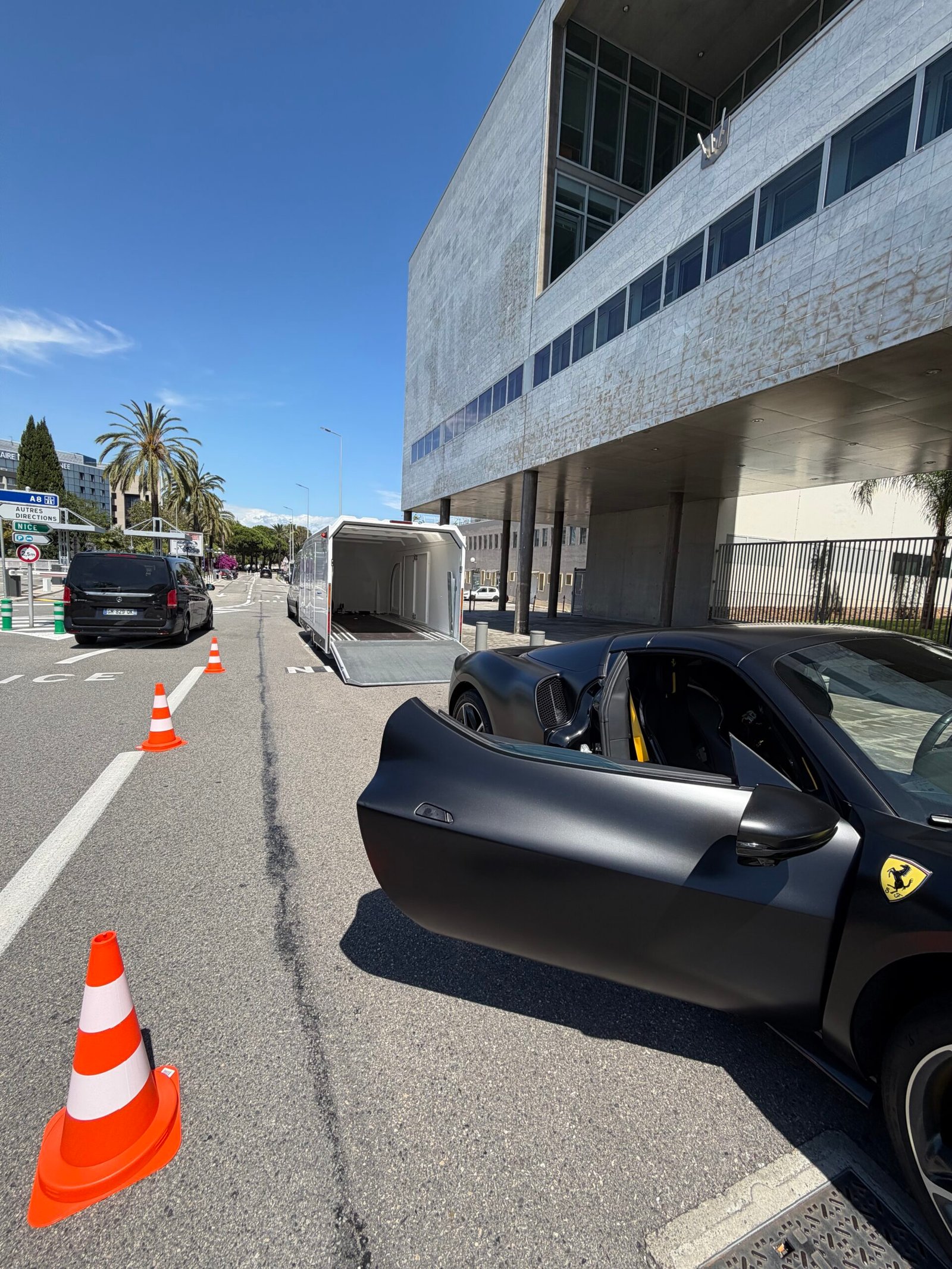 Ferrari 296 GTS devant une remorque de transport