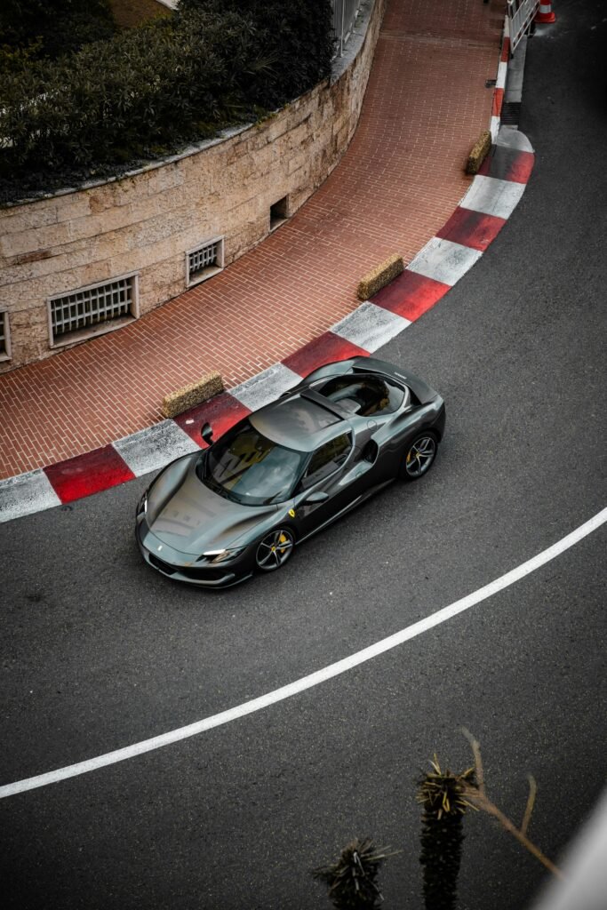 ferrari 296GTS dans les rues de Monaco