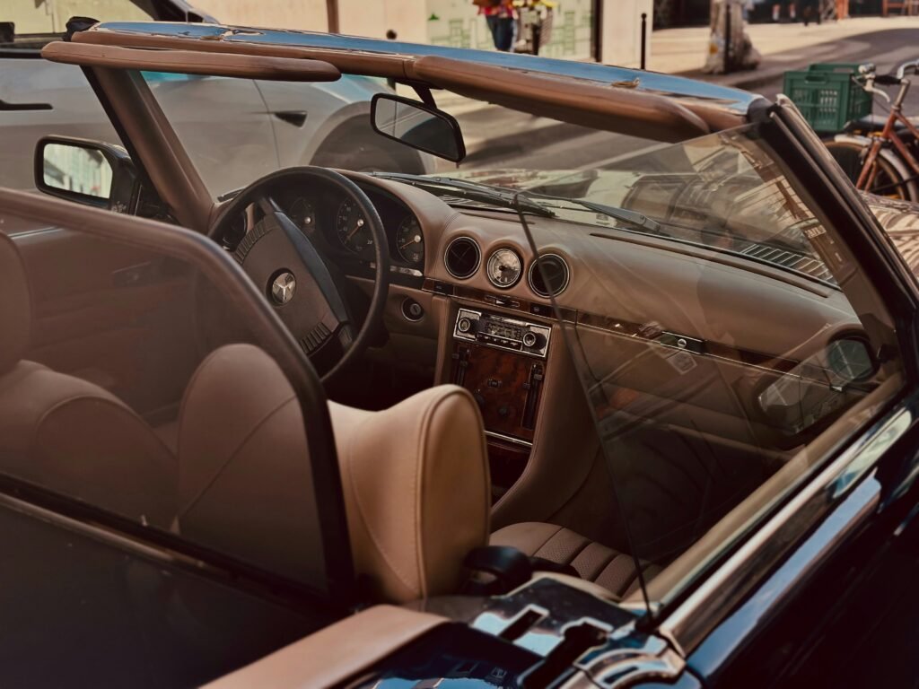 intérieur d'une voiture de collection